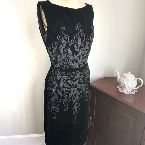 🖤SOLD🖤1950s Kramer Original black velvet wiggle dress - Picture 2 of 10